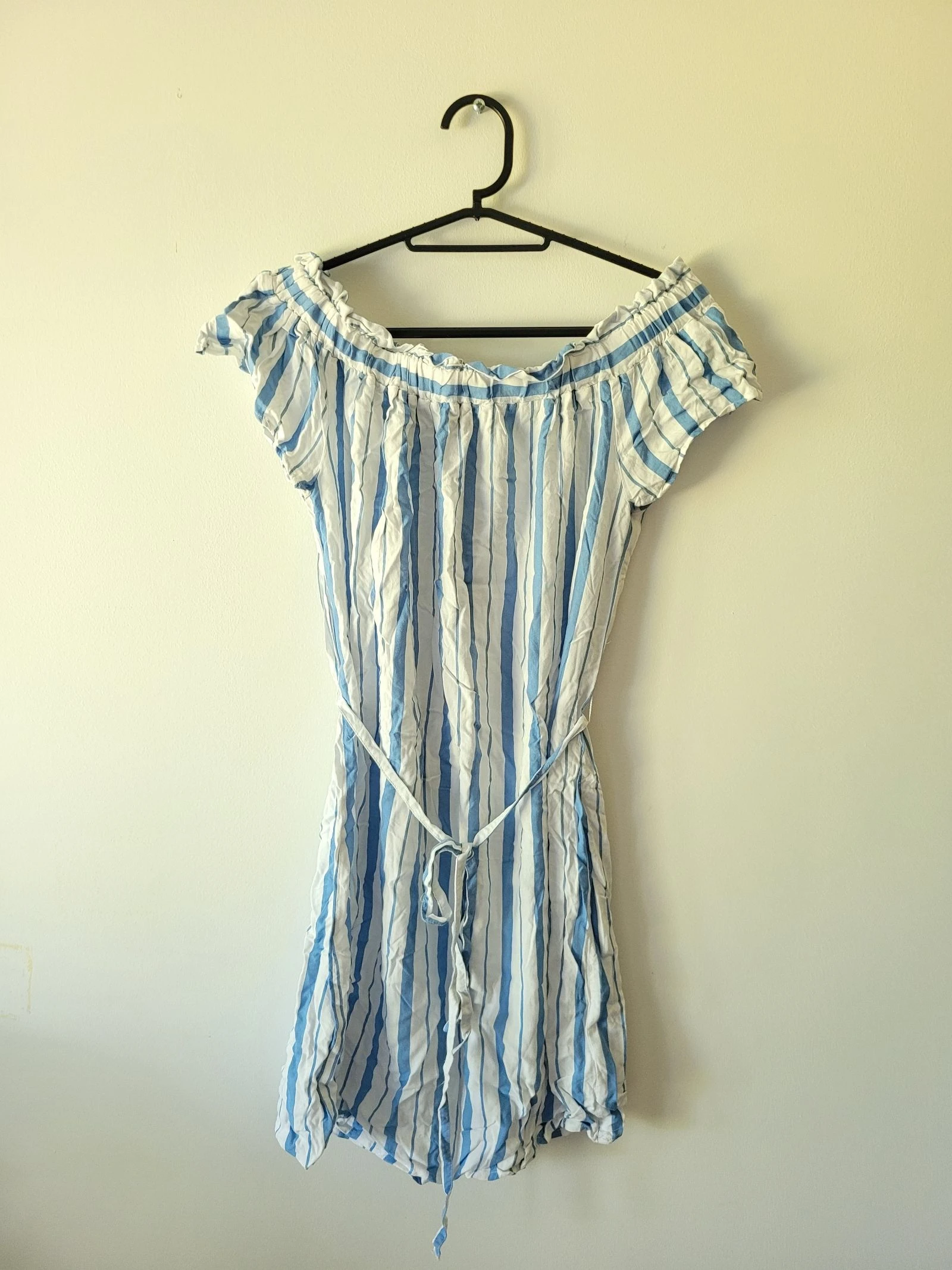Robe rayée blanche et bleu ciel épaules dénudées – Taille M